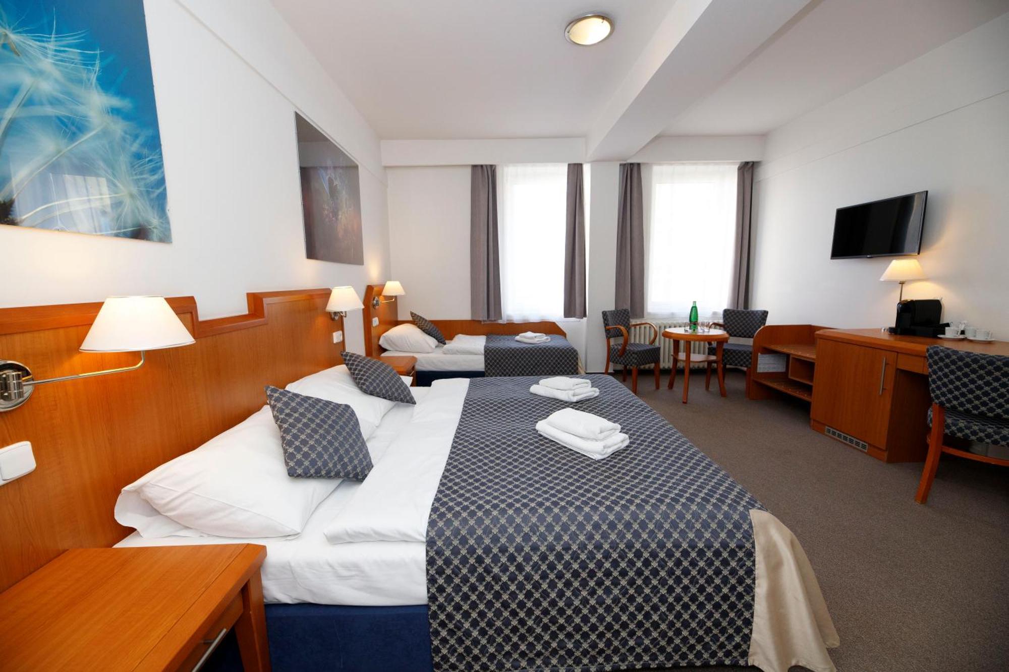 Lh Hotel Medinek Old Town كوتنا هورا المظهر الخارجي الصورة