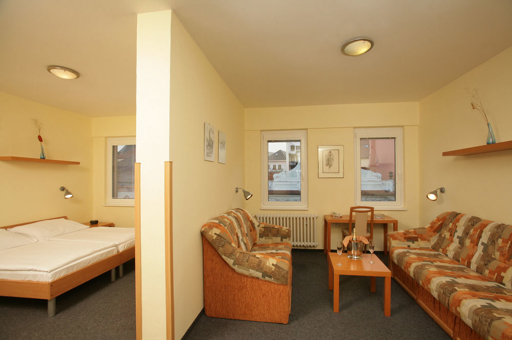 Lh Hotel Medinek Old Town كوتنا هورا المظهر الخارجي الصورة